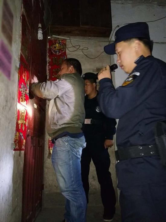 弼佑乡粗心妈妈误将幼女锁家中 民警全城寻开锁师傅开门