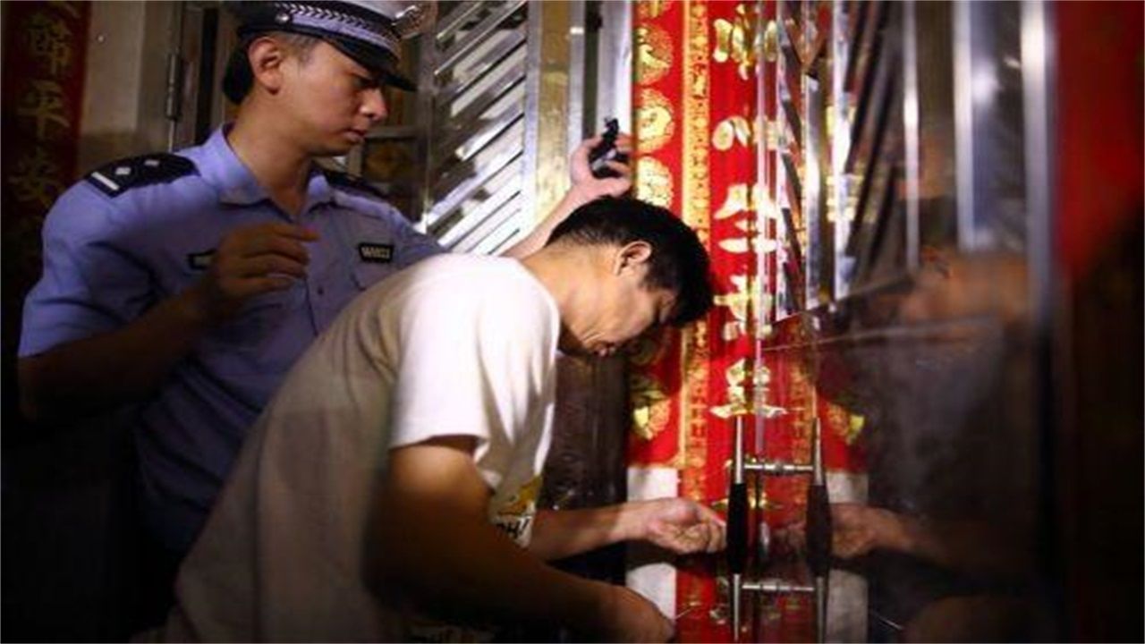 弼佑乡请开锁师傅开了锁后，师傅为什么一般都不进门，就算主人请也不进去？